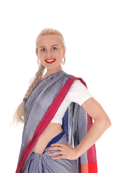 Χαμογελαστή γυναίκα που φοράει ένα φόρεμα Ανατολή Ινδός — Φωτογραφία Αρχείου