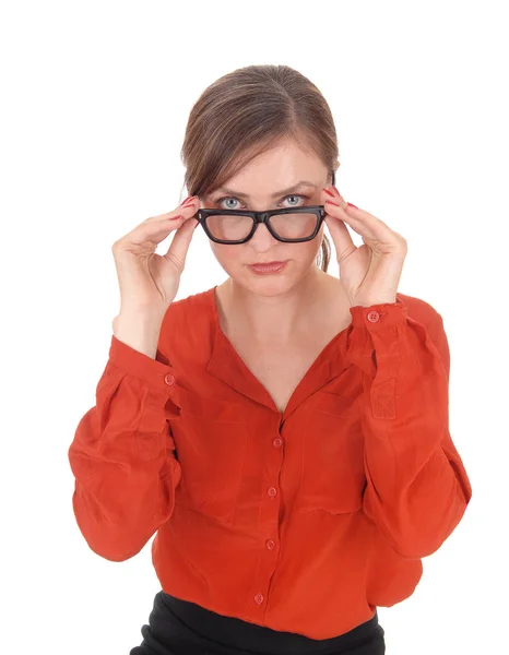 Frau blickt über ihre Brille — Stockfoto