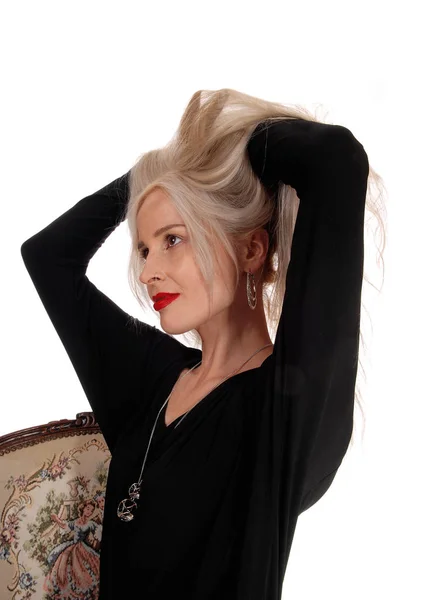 Blonde vrouw haar haren knoeien — Stockfoto