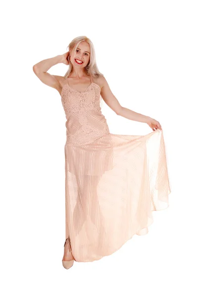 Όμορφη ξανθιά γυναίκα σε ροζ φόρεμα — Φωτογραφία Αρχείου