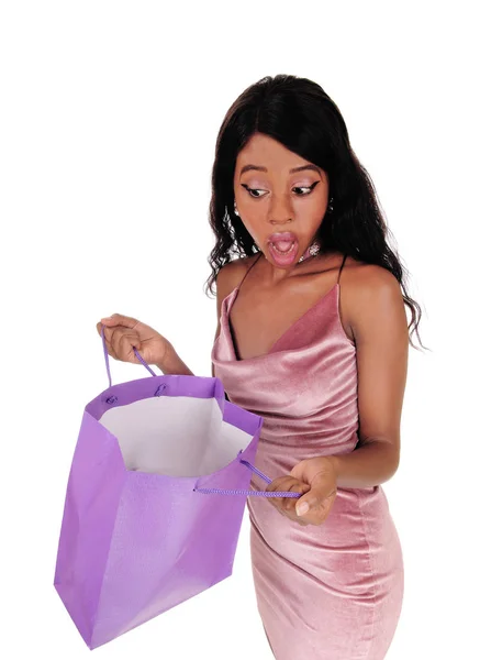 Mulher olhando surpreso em seu saco de compras — Fotografia de Stock