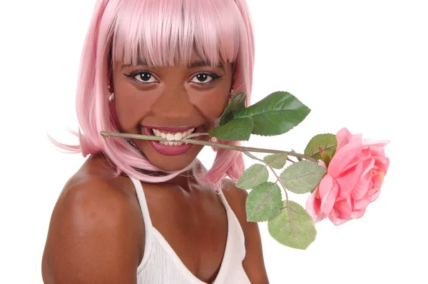 Nahaufnahme einer Frau mit rosa Rose im Mund — Stockfoto