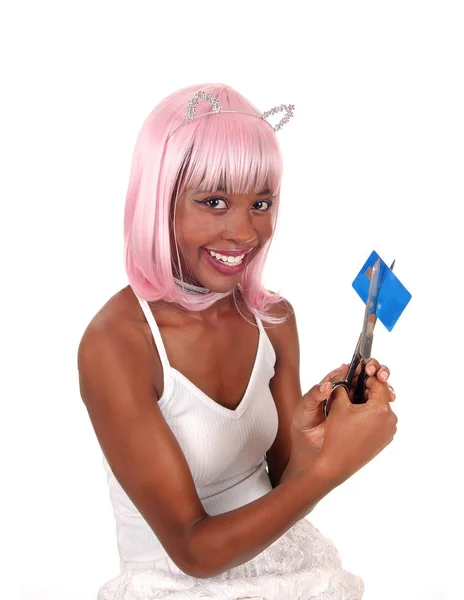 Χαμογελαστή γυναίκα cuting την πιστωτική της κάρτα — Φωτογραφία Αρχείου