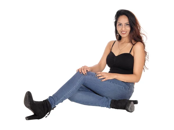 Slanke vrouw zittend op de vloer — Stockfoto