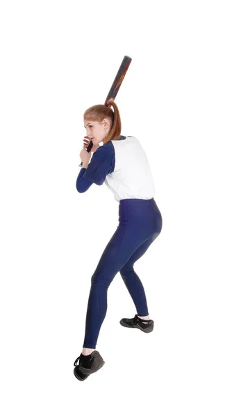 Onun sopası softball sallanan kadın — Stok fotoğraf