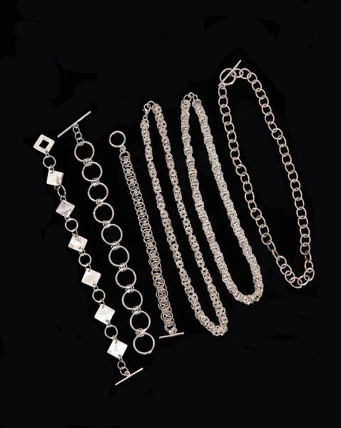 Zobrazení stříbrný náhrdelník a náramky — Stock fotografie