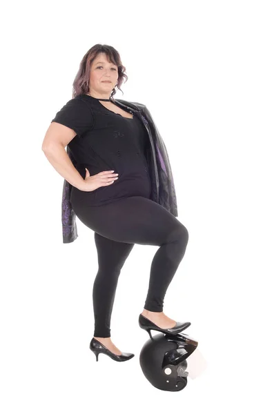 Full storlek kvinna stående med ben på hjälm — Stockfoto