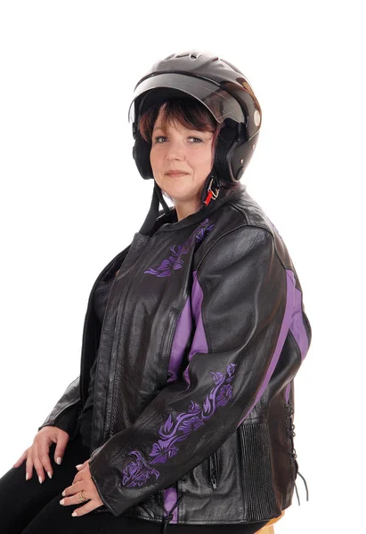 Улыбающаяся женщина в шлеме и куртке — стоковое фото