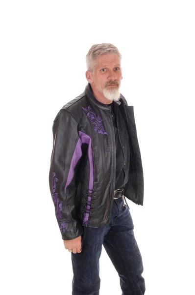 Мужчина средних лет, стоящий в куртке — стоковое фото