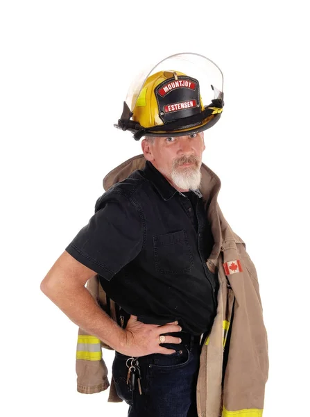 Un pompiere in piedi con il casco — Foto Stock