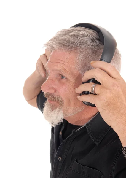 Чоловік середнього віку слухає музику — стокове фото