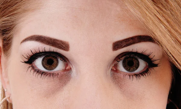 Close-up de olhos escuros de mulher jovem — Fotografia de Stock