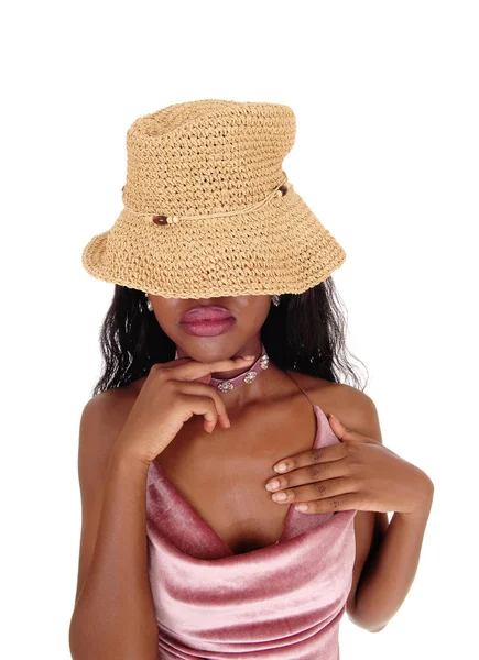 Jeune femme africaine avec chapeau de paille sur les yeux — Photo