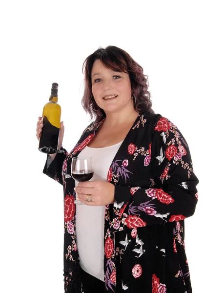 Mujer grande de pie con una botella de vino — Foto de Stock