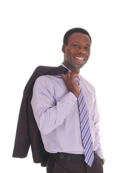 Африканский мужчина улыбается в куртке через плечо — стоковое фото
