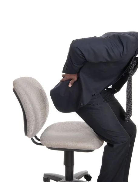Ο άνθρωπος με τον πόνο στην πλάτη να σηκωθείτε από την καρέκλα — Φωτογραφία Αρχείου