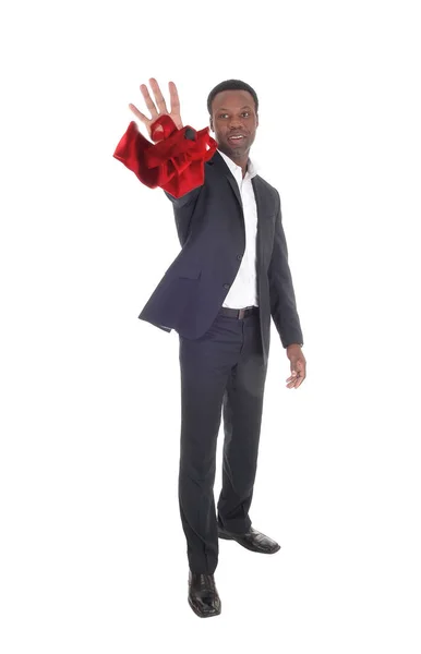 Afrikaanse man gooien zijn rode stropdas weg — Stockfoto