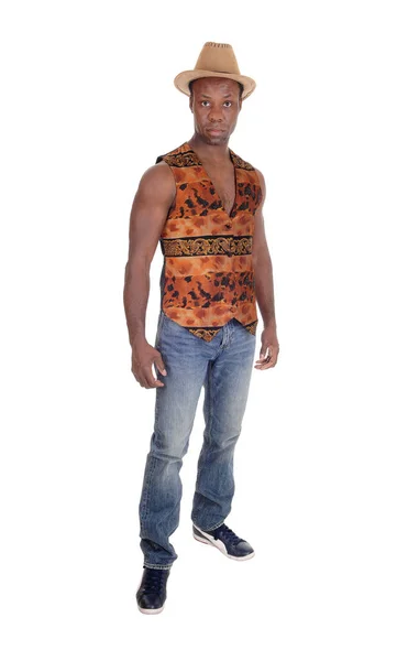 Lång afrikanska man stående i väst och jeans — Stockfoto