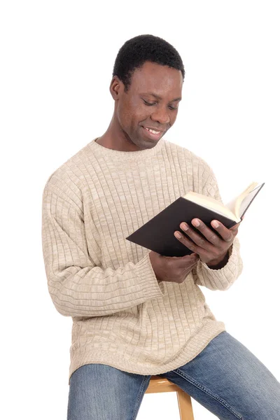Homem africano sentado e lendo seu livro — Fotografia de Stock