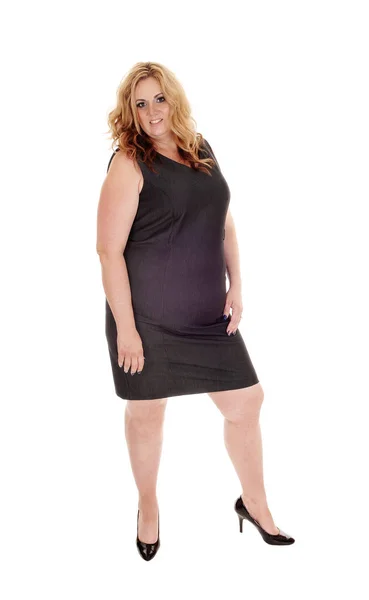Mulher de tamanho completo de pé em vestido preto — Fotografia de Stock