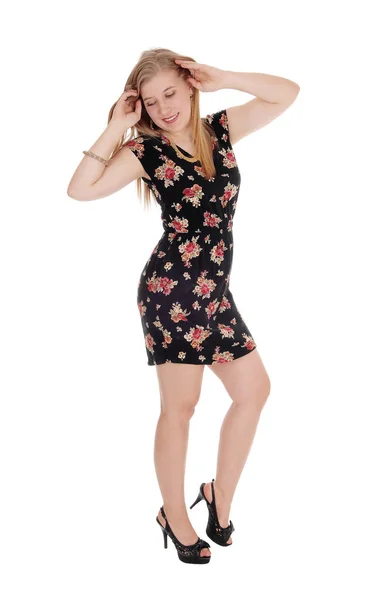 Mujer feliz bailando con las manos en la cabeza — Foto de Stock