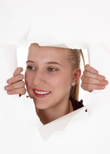 Bella faccia di donna che sbircia attraverso un buco — Foto Stock