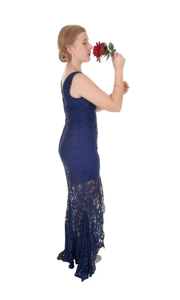 Gül desenli elbiseli duran kadın — Stok fotoğraf