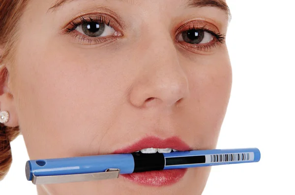 Kadının yüzüne kalemiyle closeup — Stok fotoğraf