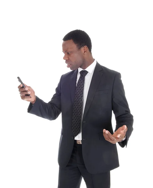 アフリカの男が彼の携帯電話を見て — ストック写真