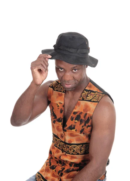 Bello africano in gilet con cappello — Foto Stock