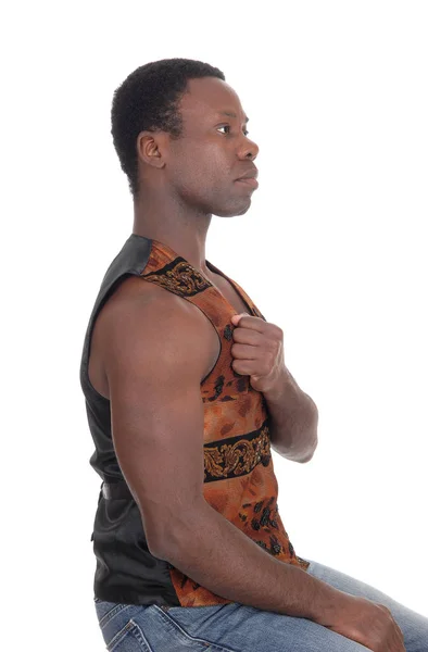 Dobry patrząc Afryki człowiek w kamizelkę brązowy — Zdjęcie stockowe