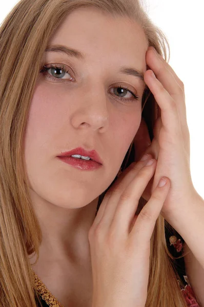 Träumende Frau, die Hände vor dem Gesicht hält — Stockfoto