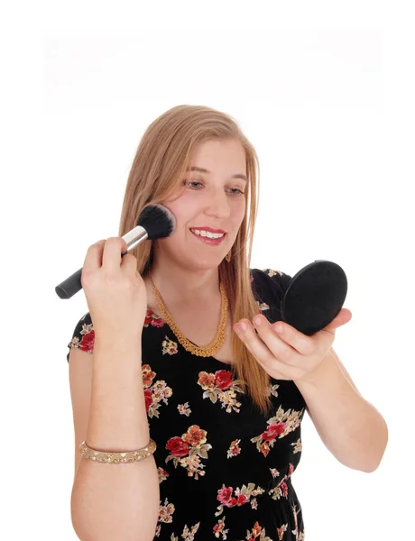 Mooie vrouw zetten op make-up — Stockfoto