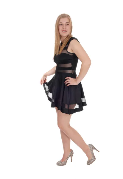 Glückliche Frau in einem kurzen schwarzen Kleid — Stockfoto