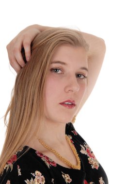 Kafasına el ile duran güzel kadın