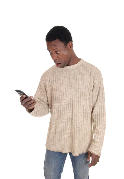 Hombre mirando asustadizo a su teléfono — Foto de Stock