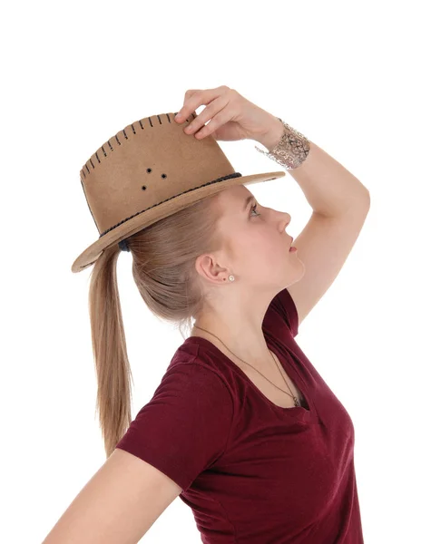 Жінка позує з коричневим ковбойським капелюхом — стокове фото