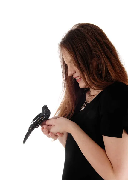 Kvinna med en falsk fågel i sina händer — Stockfoto