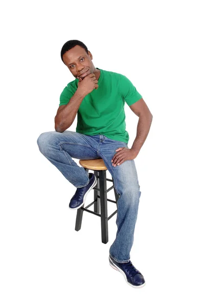 Africano homem sentado na cadeira e pensando — Fotografia de Stock