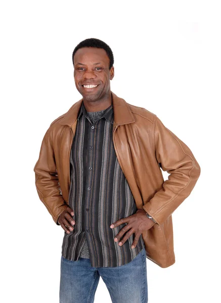 Uomo africano sorridente in piedi in giacca di pelle — Foto Stock