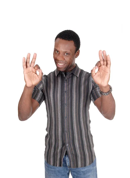Młody człowiek Afryki Dokonywanie znak Ok — Zdjęcie stockowe