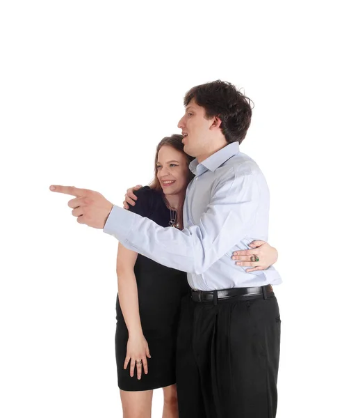 Mladý pár stojící, člověk směřuje — Stock fotografie