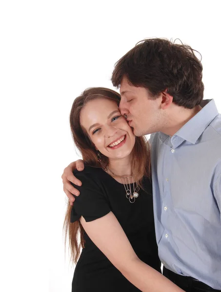Красивый мужчина целует свою девушку — стоковое фото