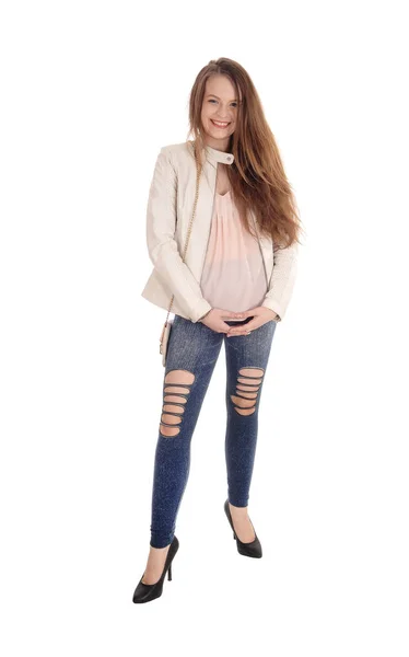 Jovem mulher de pé em jeans e jaqueta — Fotografia de Stock