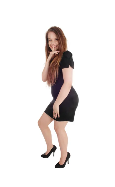 검은 드레스에 서 있는 아름 다운 여자 — 스톡 사진