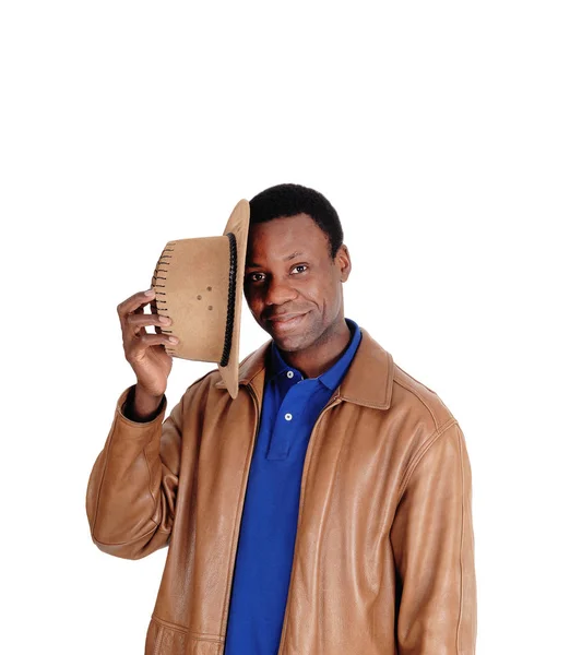 Pohledný muž, stojící v kožené bundě a čepici — Stock fotografie
