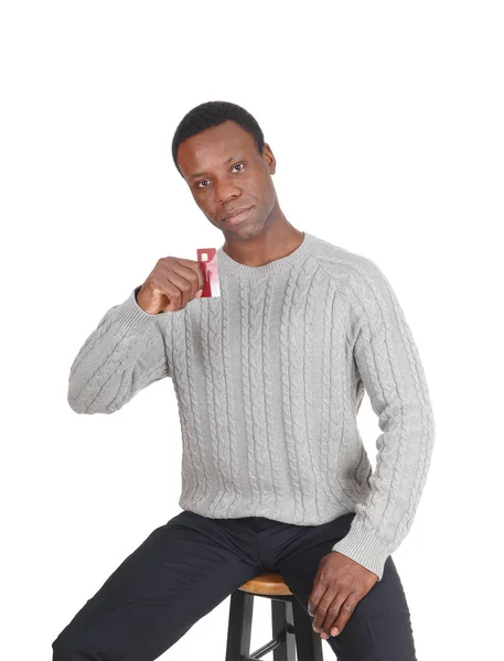Африканский мужчина держит кредитку — стоковое фото