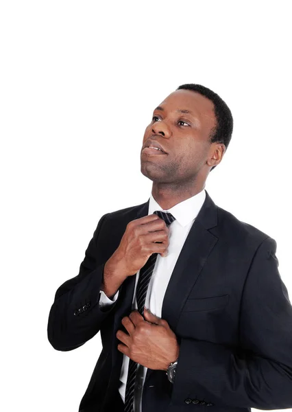 Afryki biznes człowiek ustalania jego krawat — Zdjęcie stockowe