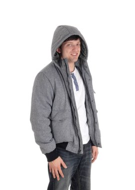 Beyaz genç adam bir hoody ayakta