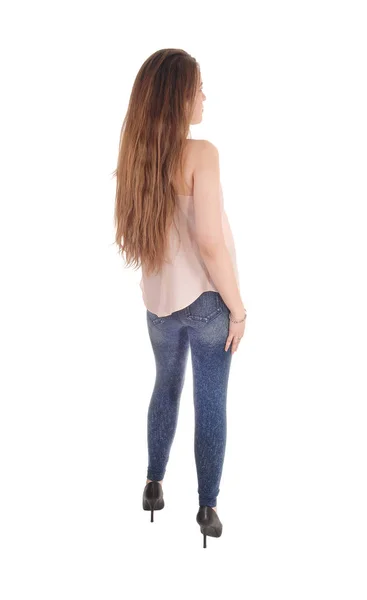 Mujer delgada en jeans de pie desde atrás — Foto de Stock